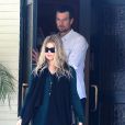 Fergie, enceinte, et son mari Josh Duhamel sortent de l'église à Brentwood, le 9 juin 2013.