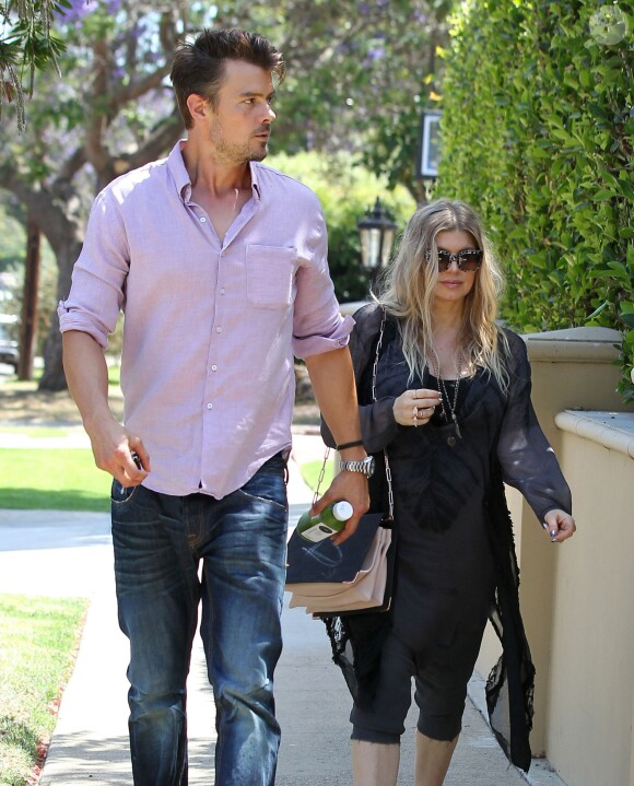 Fergie, enceinte, et son mari Josh Duhamel à la recherche d'une maison a vendre à Pacific Palisades, en mai 2013.