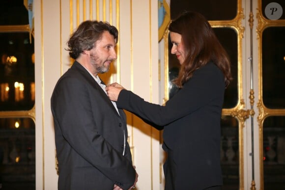 Aurélie Filippetti remet à  Bruno Podalydès les insignes de chevalier de l'ordre de la légion d'honneur à Paris le 17 septembre 2013.