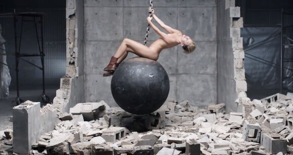 Miley Cyrus entièrement nue dans son clip "Wrecking Ball", sorti le 10 septembre 2013.