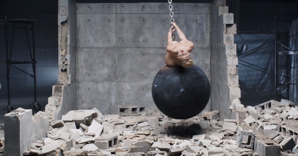 Photo : Miley Cyrus dans son clip "Wrecking Ball", sorti le 10