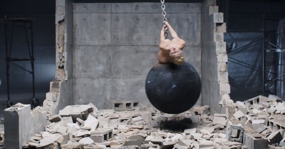 Miley Cyrus dans son clip "Wrecking Ball", sorti le 10 septembre 2013.