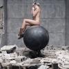 Miley Cyrus entièrement nue sur une grosse boule dans le clip "Wrecking Ball", sorti le 10 septembre 2013.