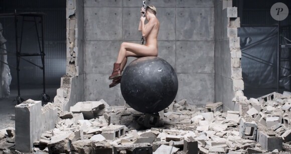 Miley Cyrus entièrement nue sur une grosse boule dans le clip "Wrecking Ball", sorti le 10 septembre 2013.