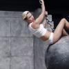 Miley Cyrus sur une grosse boule en fer dans son clip "Wrecking Ball", sorti le 10 septembre 2013.