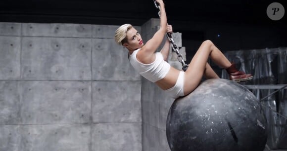 Miley Cyrus sur une grosse boule en fer dans son clip "Wrecking Ball", sorti le 10 septembre 2013.