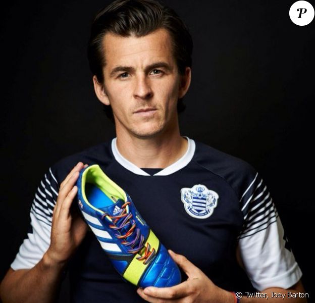 Joey Barton s'engage pour la cause homosexuelle avec des lacets arc-en-ciel avec l'association stonewall