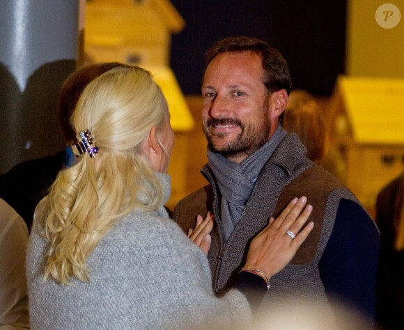 Moment de complicité entre le prince Haakon et la princesse Mette-Marit de Norvège le 19 septembre 2013 au troisième et dernier jour de leur visite dans le comté méridional de Vest-Agder, dont la princesse est native.