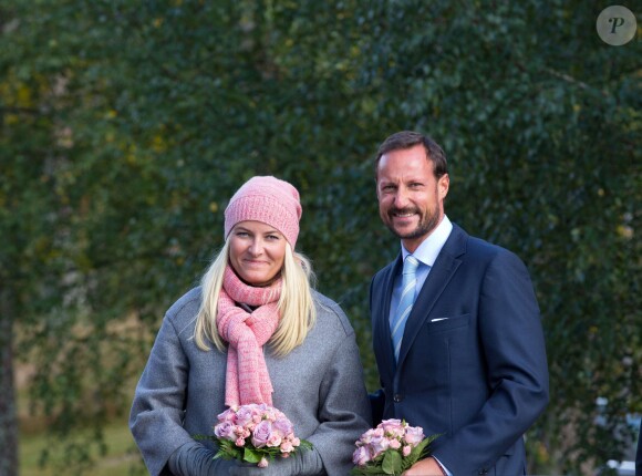 Le prince Haakon et la princesse Mette-Marit de Norvège posent le 18 septembre 2013 au deuxième jour de leur visite dans le comté méridional de Vest-Agder, dont la princesse est native.
