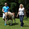 EXCLU - Loana et son compagnon Frédéric au beau milieu de la forêt avec leur poney à Nemours le 19 juin 2013