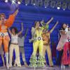La troupe de MAMMA MIA ! (sur la scène du Palais des Sports) célèbre avec le public le millionième spectateur de l'incontournable comédie musciale. Paris le 20 septembre 2013.