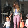 Jessica Alba et son mari Cash Warren en pleine séance de shopping avec leur fille Haven à Los Angeles, le 21 septembre 2013.