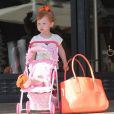 Jessica Alba et son mari Cash Warren en pleine séance de shopping avec leur deuxième fille Haven à Los Angeles, le 21 septembre 2013.