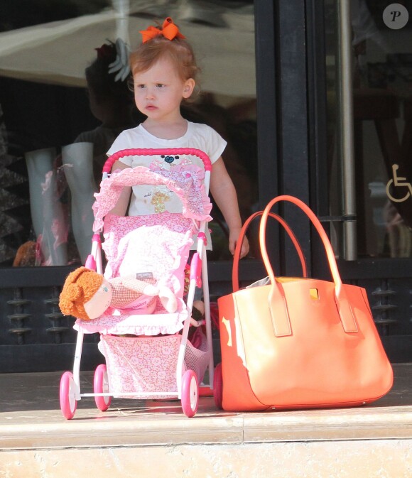 Jessica Alba et son mari Cash Warren en pleine séance de shopping avec leur deuxième fille Haven à Los Angeles, le 21 septembre 2013.