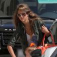Jessica Alba et son mari Cash Warren en pleine séance de shopping avec leur fille Haven à Los Angeles, le 21 septembre 2013.