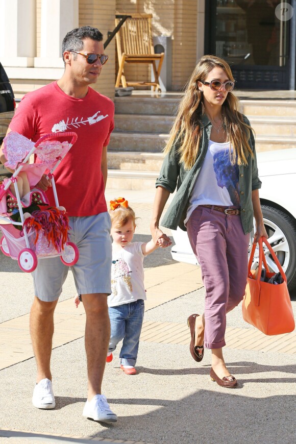 Jessica Alba et Cash Warren avec leur fille Haven à Los Angeles, le 21 septembre 2013.