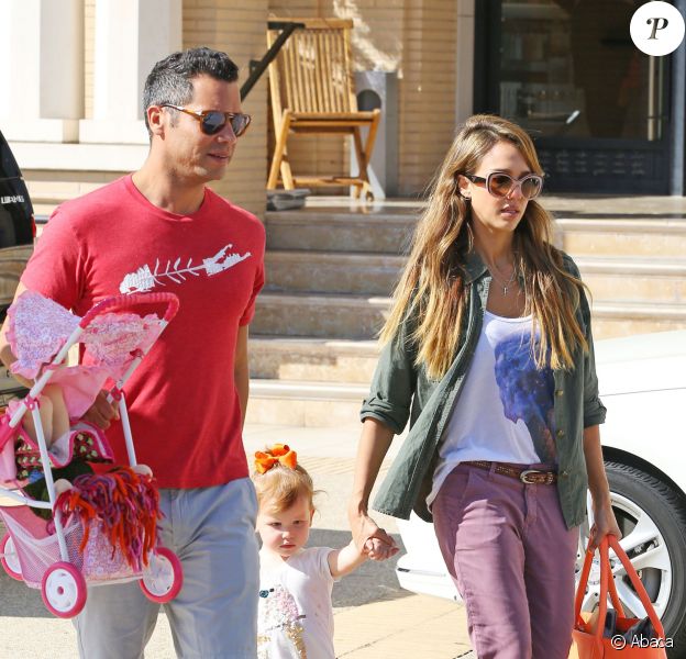 Jessica Alba et Cash Warren avec leur fille Haven à Los Angeles, le 21 septembre 2013.