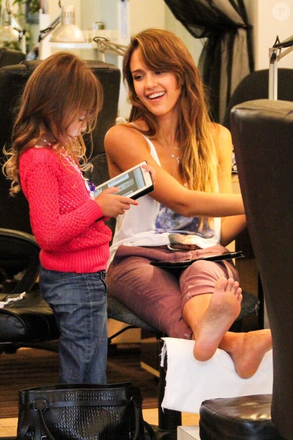 Jessica Alba et sa fille aînée Honor au Nail Design Salon de Beverly Hills. Le 21 septembre 2013.