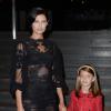 Le top model Bianca Balti et sa fille Matilde assistent au défilé Dolce & Gabbana printemps-été 2014 à Milan. Le 22 septembre 2013.