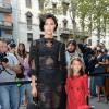 Le top model Bianca Balti et sa fille Matilde assistent au défilé Dolce & Gabbana printemps-été 2014 à Milan. Le 22 septembre 2013.