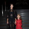 Le top model Bianca Balti et sa fille Matilde assistent au défilé Dolce & Gabbana printemps-été 2014 à Milan. Le 22 septembre 2013.