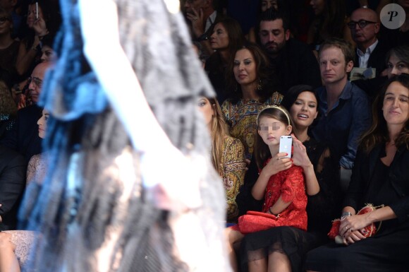 Coco Brandolini d'Adda, Bianca Balti et sa fille Matilde assistent au défilé Dolce & Gabbana printemps-été 2014 à Milan. Le 22 septembre 2013.
