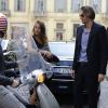 Le beau gosse Camille Lacourt arrive au défilé Armani le 23 septembre 2013 à Milan