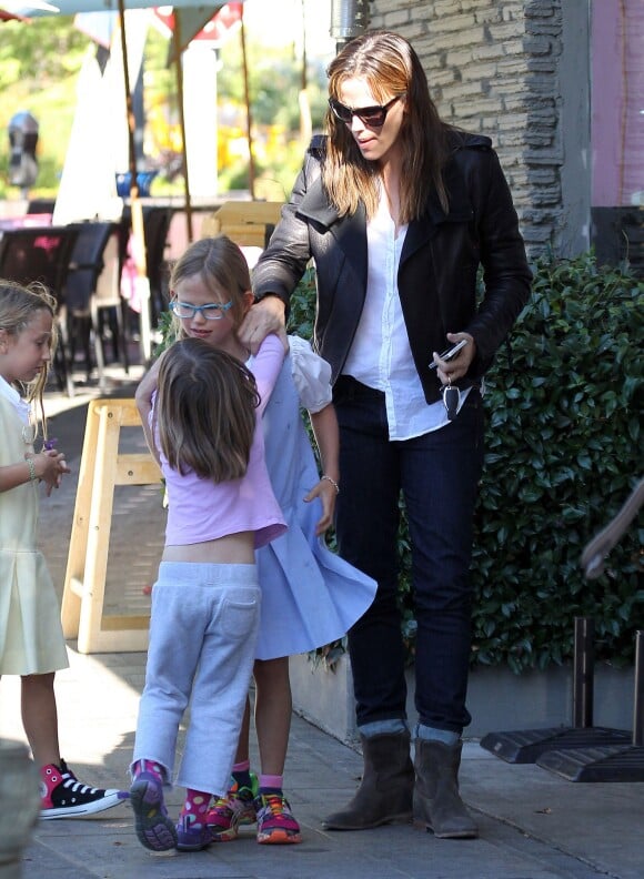 Jennifer Garner va acheter une glace avec ses filles Violet et Seraphina à Pacific Palisades, le 24 septembre 2013.
