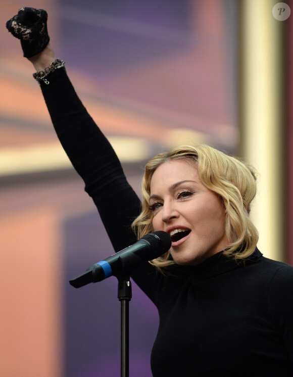 Madonna, point en l'air lors du concert Sound of Change au stade de Twickenham. Londres, le 1er juin 2013.