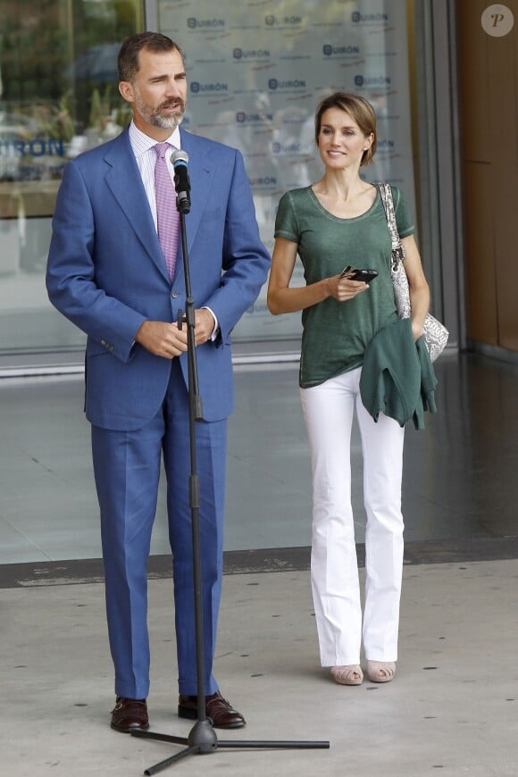 Felipe et Letizia d'Espagne à l'hôpital Quiron, dans la banlieue de Madrid, le 25 septembre 2013 au lendemain de l'opération du roi Juan Carlos Ier pour le remplacement de sa prothèse à la hanche.
