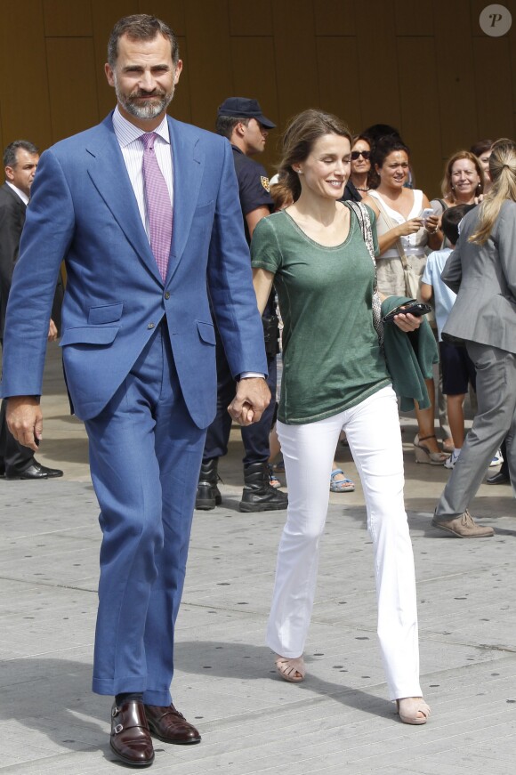 Felipe et Letizia d'Espagne sortant de l'hôpital Quiron, dans la banlieue de Madrid, le 25 septembre 2013 au lendemain de l'opération du roi Juan Carlos Ier pour le remplacement de sa prothèse à la hanche.