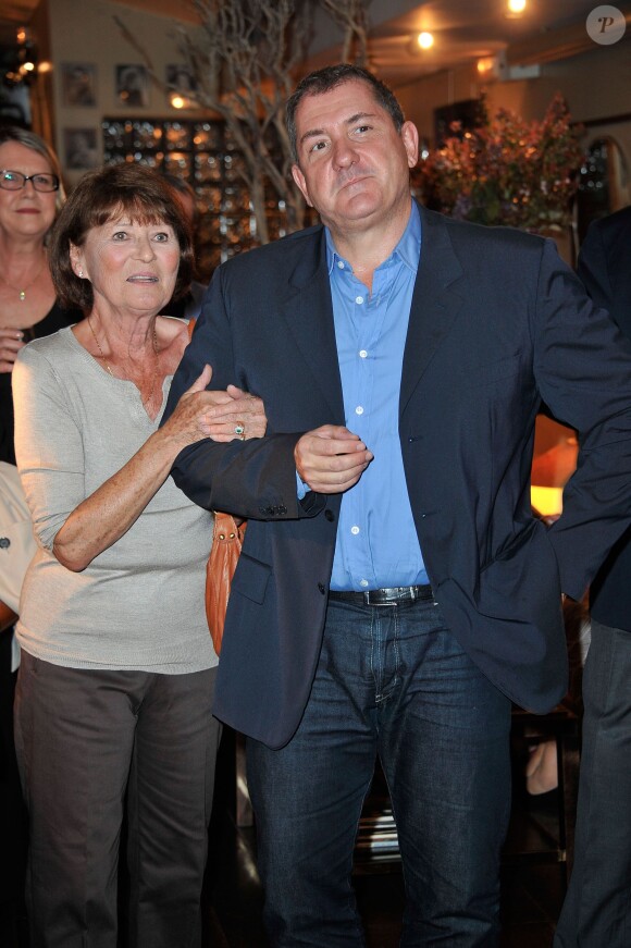 Yves Calvi lors du lancement du livre "Michel Serrault par Nathalie Serrault" au cinéma du Panthéon à Paris le 25 septembre 2013