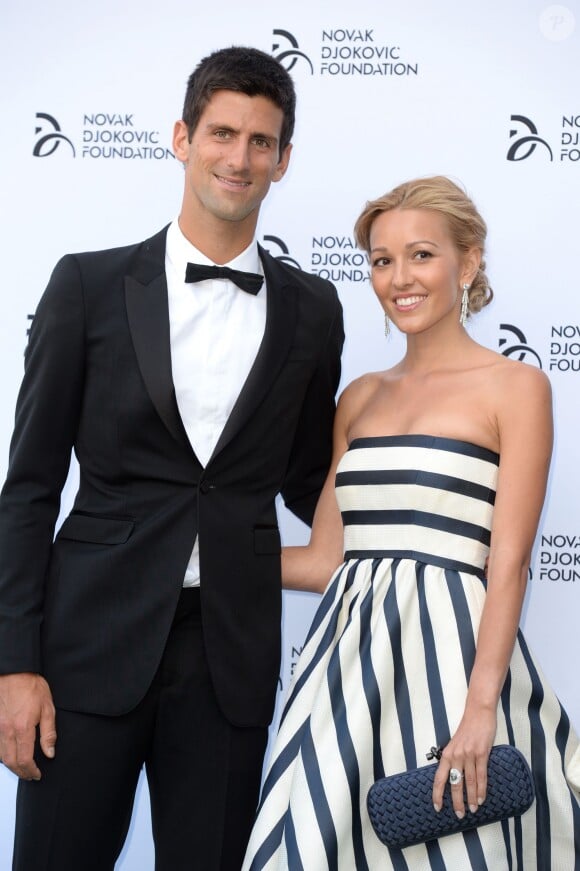 Novak Djokovic et sa fianc茅e Jelena Ristic 脿聽Londres, le 8 juillet 2013.