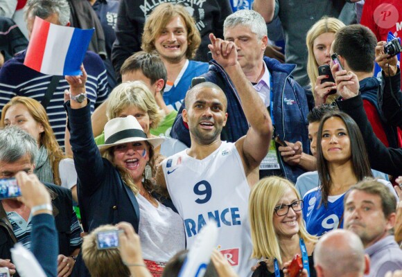 Tony Parker, sa fiancée Axelle et sa maman Pamela après la finale de l'Eurobasket remportée par la France face à la Lituanie (80-66), à Ljubjana, le 22 septembre 2013
