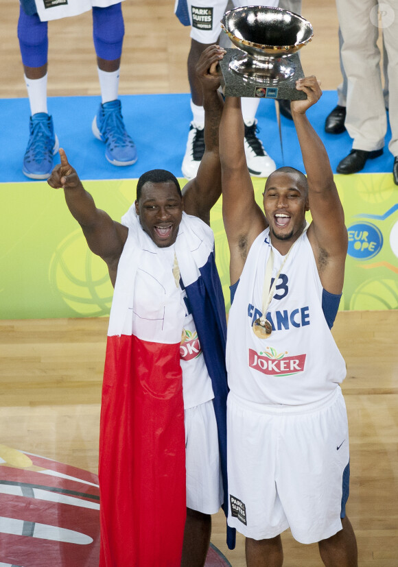 Boris Diaw et Florent Piétrus après la finale de l'Eurobasket remportée par la France face à la Lituanie (80-66), à Ljubjana, le 22 septembre 2013