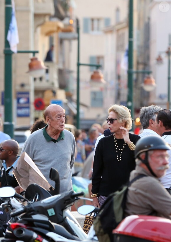 Exclusif - L'ex-président Valéry Giscard d'Estaing avec une amie à Saint-Tropez le 26 septembre 2013.