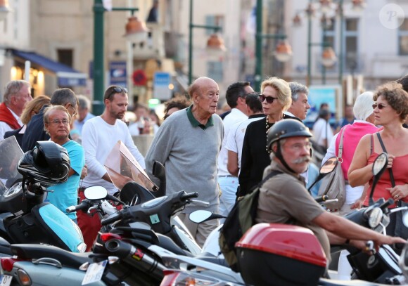 Exclusif - L'ancien président Valéry Giscard d'Estaing avec une amie à Saint-Tropez le 26 septembre 2013.