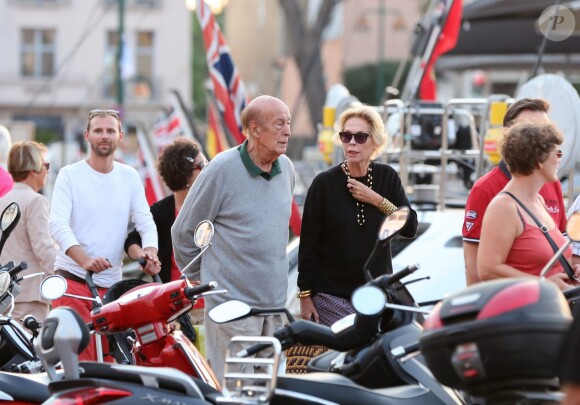 Exclusif - L'ex-président Valéry Giscard d'Estaing et une amie à Saint-Tropez le 26 septembre 2013.