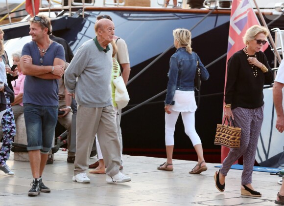 Exclusif - L'ancien président Valéry Giscard d'Estaing et une amie se promènent à Saint-Tropez le 26 septembre 2013.