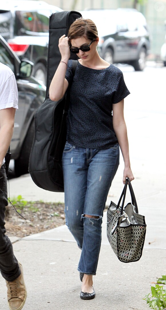 Anne Hathaway rock en jean déchiré