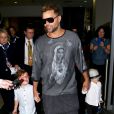  Le sexy Ricky Martin arrive à l'aéroport de Sydney, avec ses fils Matteo et Valentino, le 26 septembre 2013. 