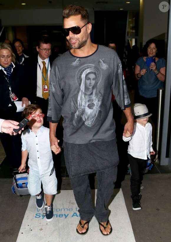 Le sexy Ricky Martin arrive à l'aéroport de Sydney, avec ses fils Matteo et Valentino, le 26 septembre 2013.