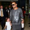 Ricky Martin arrive à l'aéroport de Sydney, avec ses fils Matteo et Valentino, le 26 septembre 2013.