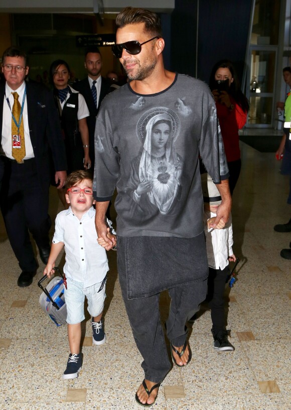 Ricky Martin arrive à l'aéroport de Sydney, avec ses fils Matteo et Valentino, le 26 septembre 2013.