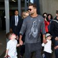  Le chanteur Ricky Martin arrive à l'aéroport de Sydney, avec ses fils Matteo et Valentino, le 26 septembre 2013. 