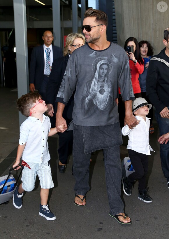 Le chanteur Ricky Martin arrive à l'aéroport de Sydney, avec ses fils Matteo et Valentino, le 26 septembre 2013.