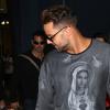 Ricky Martin arrive à l'aéroport de Sydney, avec ses fils Matteo et Valentino, et son amoureux Carlos, le 26 septembre 2013.