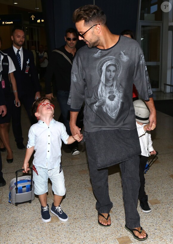 Ricky Martin arrive à l'aéroport de Sydney, avec ses fils Matteo et Valentino, et son amoureux Carlos, le 26 septembre 2013.
