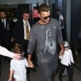  Ricky Martin arrive à l'aéroport de Sydney, avec ses fils Matteo et Valentino, le 26 septembre 2013. 