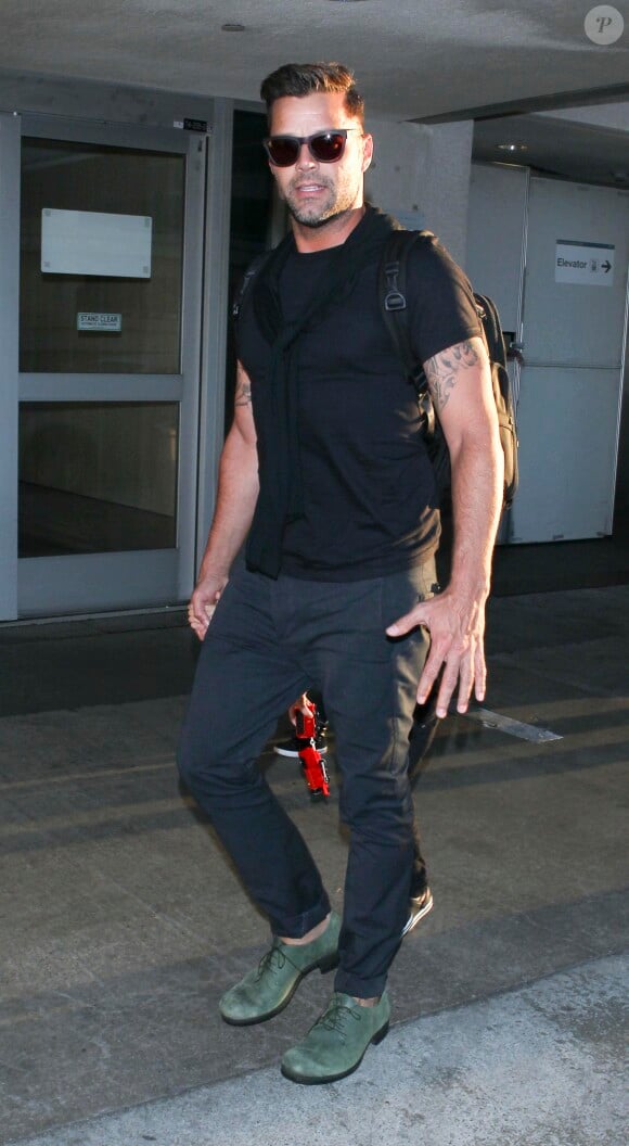 Ricky Martin arrive à l'aéroport de Los Angeles, avec ses fils Matteo et Valentino, le 23 septembre 2013.